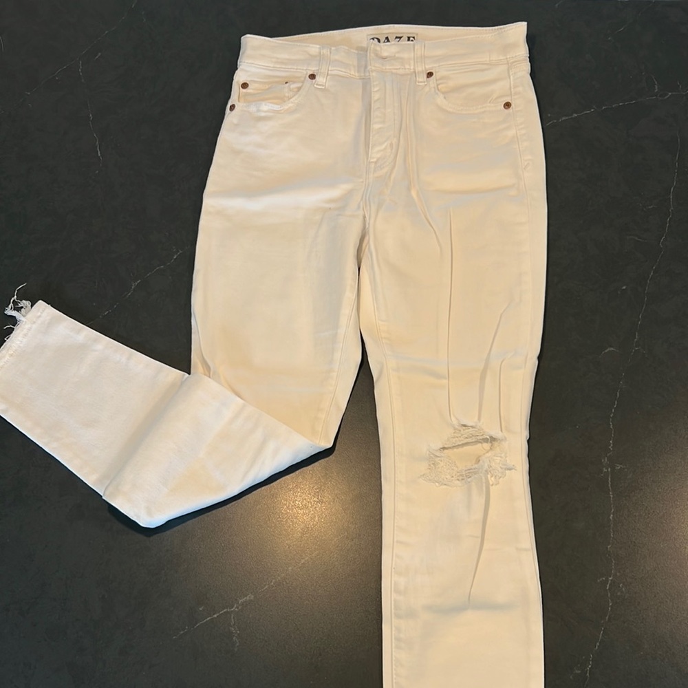 white skinny jeans with holes in the knee